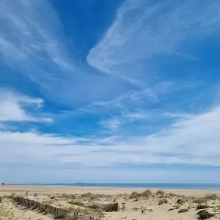 Holiday home Joli Petit Pavillon Climatise 50 M De La *