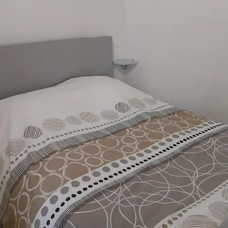 Holiday home Joli Petit Pavillon Climatise 50 M De La